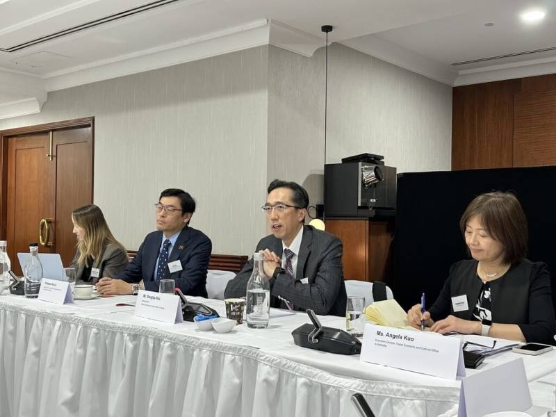 駐澳大利亞代表處29日於伯斯與澳洲國際貿易暨投資中心（ACITI）共同主辦「台澳低碳科技與能源安全供應鏈韌性圓桌論壇」。駐澳代表徐佑典（右2）致詞時呼籲澳洲支持台灣加入CPTPP，將有助深化台澳經貿關係，共同推動新興產業發展，強化印太合作與包容性。（駐澳代表處提供）