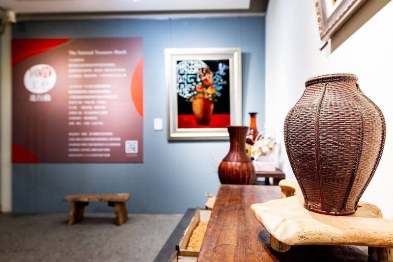 由文化部文化資產局補助辦理的「國寶工藝進行曲」即日起到8月15日在新竹縣新瓦屋客家文化保存區展覽館舉行，展出工藝家作品。（新竹縣文化局提供）