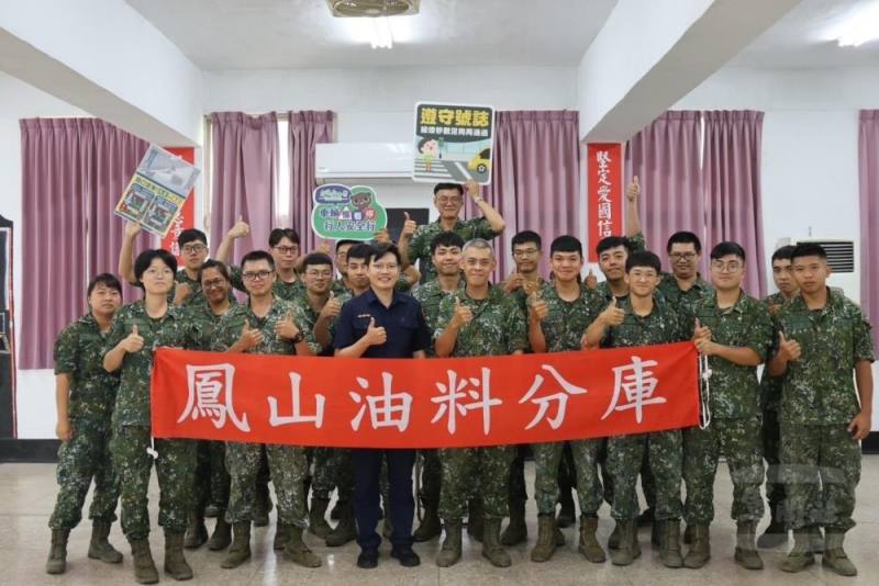 陸軍四支部補給油料庫鳳山油料分庫日前邀請鳳山分局過埤派出所警員至營區宣教。（鳳山油料分庫提供）