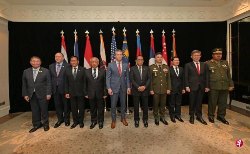 首頁 / 國際
赫格塞斯會東協防長 強調美方加強東南亞國防合作
2025/5/30 21:45（5/30 22:01 更新）
香格里拉對話30日在新加坡展開，美國國防部長赫格塞斯（左5）與多位東南亞國家國防部長和代表會面。（新加坡國防部提供）