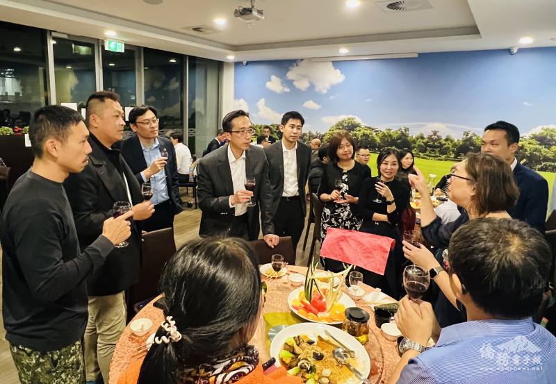 徐佑典與西澳僑民親切互動