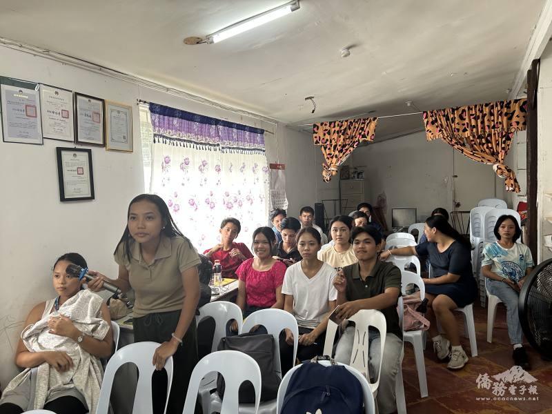 老師透過情境模擬與分組討論，引導學員認識臺灣文化，營造輕鬆有趣的學習氛圍