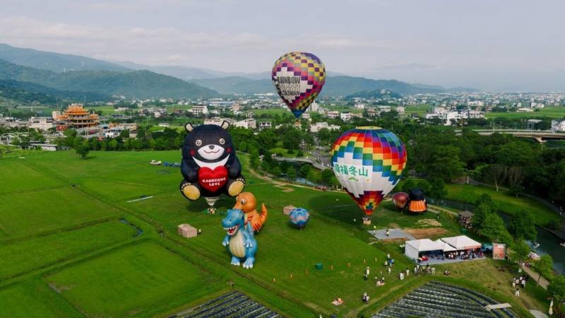2025宜蘭冬山熱氣球嘉年華31日起連續2個週末在舊河道碼頭旁農地登場，安排繫留升空及免費地面體驗等活動，歡迎民眾共襄盛舉。（冬山鄉公所提供）