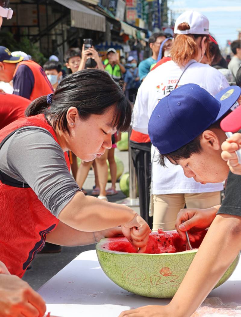 屏東佳冬鄉31日舉辦端午趣味活動，西瓜大胃王趣味競賽機關組冠軍的吳宇真（左）與陳郁翔（右）開心表示，其他參賽者看起來很會吃，沒有想到會幸運奪得冠軍，2人共吃3.11公斤西瓜。（酪梨酪所團隊提供）