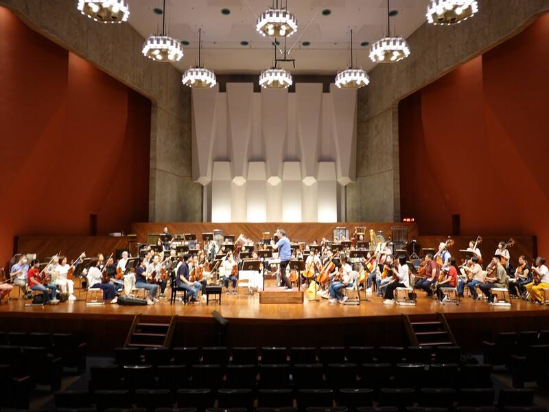 國家交響樂團31日下午將在熊本縣立劇場正式演出。音樂總監準·馬寇爾攜手小提琴家黃俊文、日本知名女高音森麻季，以及國家交響樂團同台演出，將帶來蕭泰然「來自福爾摩沙的天使」、貝多芬D大調小提琴協奏曲，以及馬勒第四號交響曲。圖為30日彩排情形。