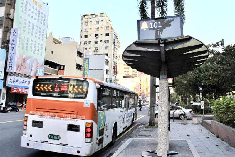 台中市候車亭設計「黃色笑臉鈴鐺」服務燈，4年來累計使用人次超過800萬人次，讓民眾搭公車免到路邊攔車，更方便與安全。（交通局提供）