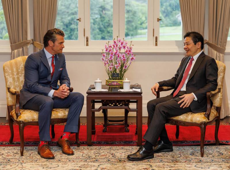 香格里拉對話30日在新加坡展開，美國國防部長赫格塞斯（左）與新加坡總理黃循財（右）會面。（新加坡數位發展及新聞部提供）