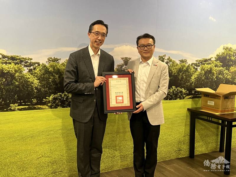 徐佑典頒發聘書給僑務委員張嘉甫