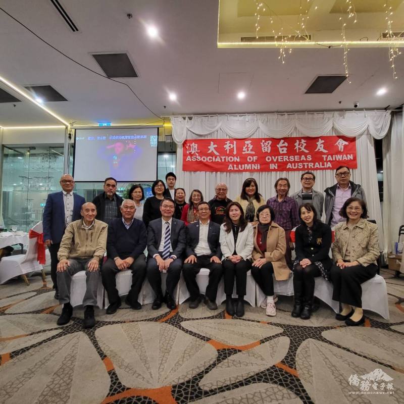 與會嘉賓共度端午佳節(左前排起 陳孝珊、王檳添、葉進福、黃煥南、江佳慧、陳雪鳳、蔡英庠)