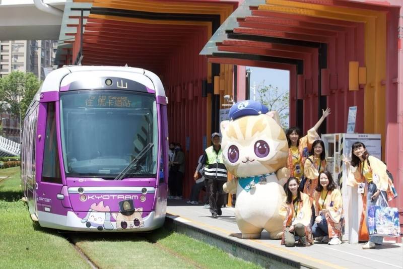 高雄捷運31日與日本江之電、嵐電推出「蜜柑站長日本修業中首航出發壯行會」，吉祥物「蜜柑站長」6月6日至8日將現身日本嵐電嵐山車站廣場舉辦快閃推廣販售活動。（高雄捷運公司提供）
