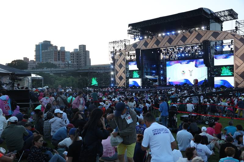 Attendants to the closing ceremony of the 2025 World Masters Games crowd the green area by the performance stage set up around the New Taipei City Art Museum in Yingge District on Friday. CNA photo May 30, 2025