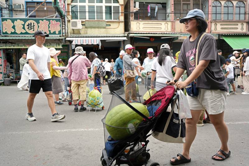 佳冬鄉農會為推廣在地西瓜產業與提升產業行銷，自2018年開始端午立瓜不立蛋，民眾參加完立瓜活動，又玩又拿的可將西瓜抱回家。