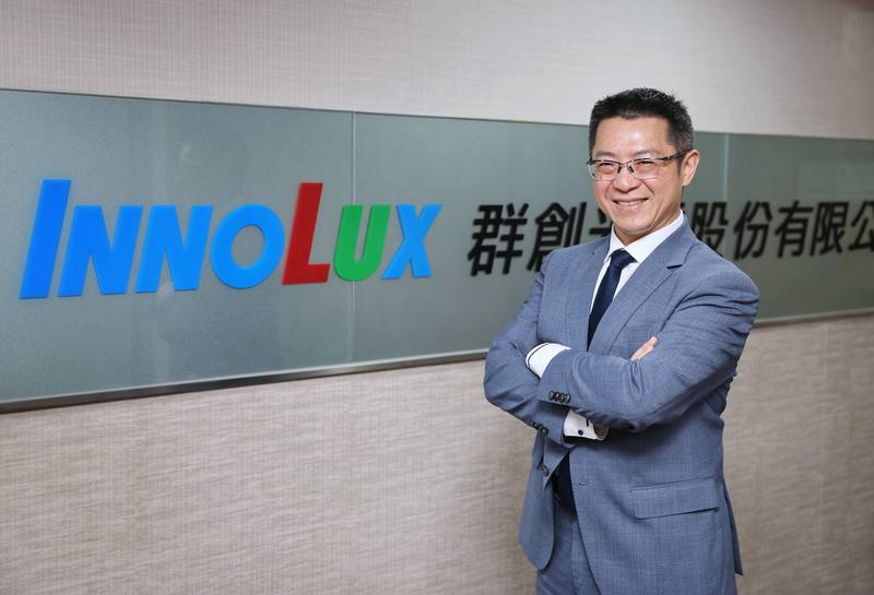 群創董事長洪進揚認為，群創在面板業領先，但在封裝業卻是新手；往扇出型面板級封裝的技術、人力、資源發展，一定是對的方向。