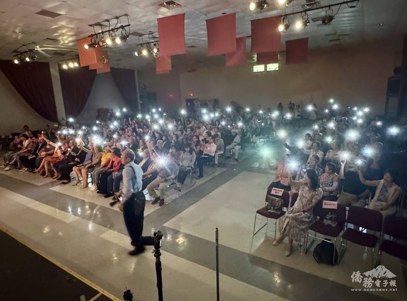 現場觀眾拿出手機一起「Team Taiwan 挺臺灣」