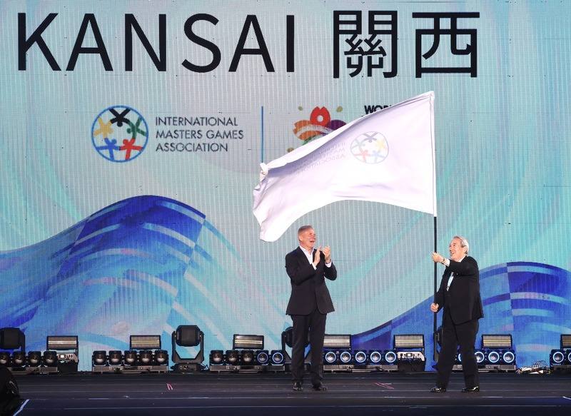 2025雙北世壯運閉幕典禮30日晚間在新北市美術館舉行，會中進行國際壯年運動總會（IMGA）會旗交接儀式，由下屆主辦城市、日本關西世壯運組委會會長松本正義（右）接下會旗。