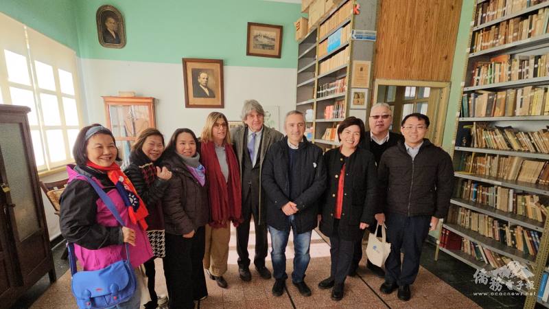 駐阿根廷代表處副參事惠卓岳(右2)、僑務秘書丁健民(右1)偕同僑團世華阿根廷分會、臺商TINA＆CO致贈育幼院禮金，傳遞來自臺灣的關懷，盼為晨曦之家孩童帶來持續穩定的成長力量