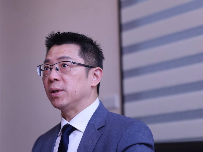 群創董事長洪進揚表示，今年進入「突圍轉型」的階段，除了觸角拓展至半導體封裝領域外，更要深化車用及醫療市場的應用布局，盼能為客戶需求提供一站式服務。