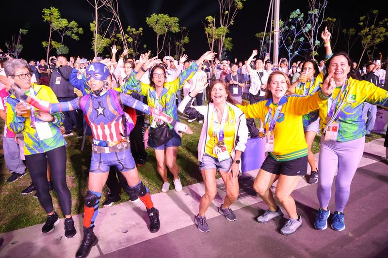 2025雙北世界壯年運動會閉幕典禮30日在新北市美術館戶外園區舉行，來自世界各國的選手們到場參與，還有人化身「美國隊長」，在男團Energy演出時一起大跳16蹲。