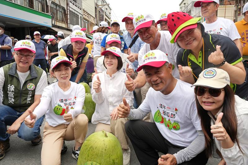 佳冬鄉31日舉辦慶端午趣味立瓜活動，屏東縣長周春米（前排中）表示佳冬鄉是西瓜故鄉，很多西瓜種苗來自此地，端午立蛋改立瓜，希望變成佳冬很棒的傳統。