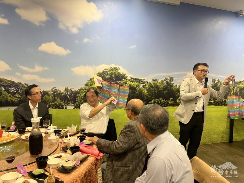 張嘉甫介紹繡有「Taiwan Can Help」字樣茄芷袋的來由