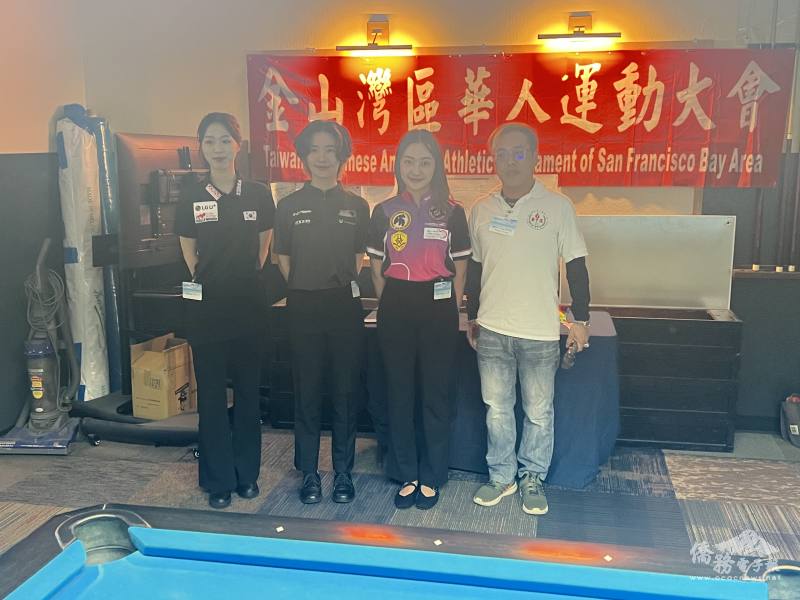 比賽召集人楊智超（右）與臺灣職業選手江水淨（右二）、王婉菱（左二），以及韓國選手徐序亞（左一）