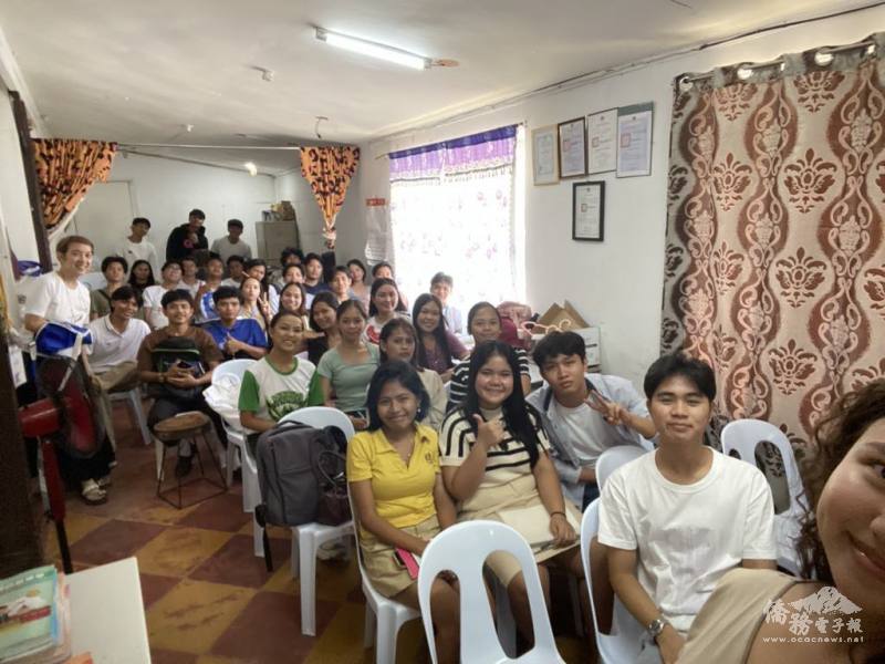 學員專注聆聽老師講解生活華語會話內容，積極參與課堂互動，為未來赴臺升學做好語言準備