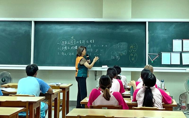 教育部31日發布新聞稿介紹屏北高中和清華大學合作「小清華」原住民實驗教育班，透過多元課程活動，傳承原住民族語言和智慧，最近3年中級以上族語認證通過率超過9成，呈現出推動本土語文教育的優異成果。（教育部提供）