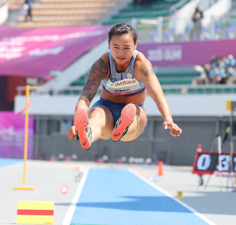 2025亞洲田徑錦標賽在韓國持續展開，台灣女子7項全能好手陳彩娟（圖）30日以總分5608成功摘銅。圖為陳彩娟在跳遠項目出賽。（中華民國田徑協會提供）