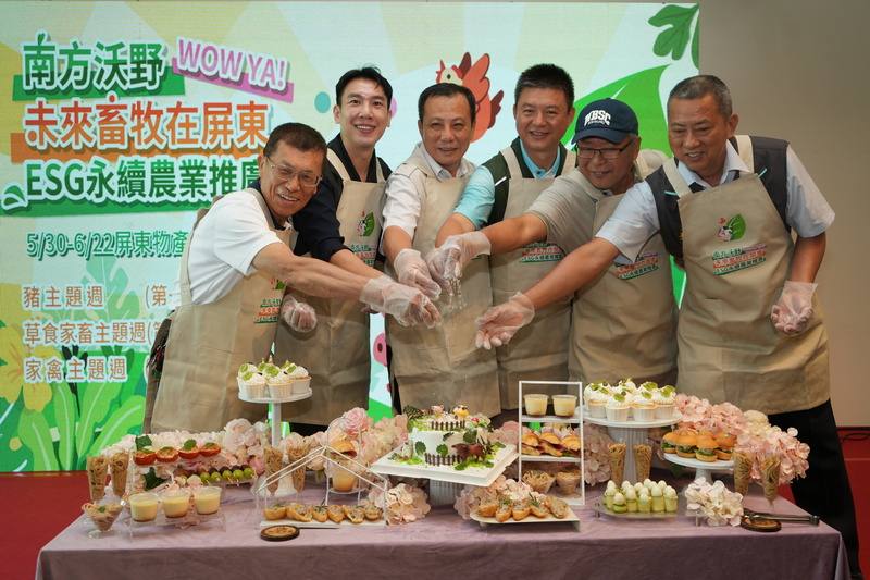 屏東縣政府辦理永續農業系列推廣活動，30日在屏東農業物產館熱鬧開跑，農業處長鄭永裕（左3）等人現場示範以在地食材入菜。