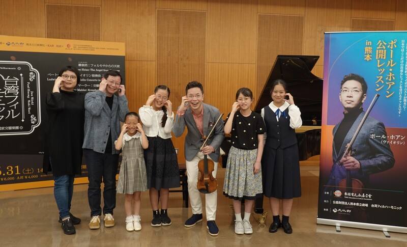 國家交響樂團（NSO）在台積電文教基金會（左2為基金會執行長許峻郎）支持下，30日晚間在日本熊本舉辦「黃俊文（左5）小提琴大師班」。左1為NSO執行長郭玟岑。