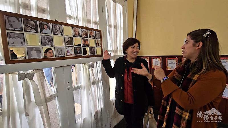 晨曦之家院方人員指出TINA＆CO董事長許博雅(左)列為百年貢獻者芳名錄之一，感謝多年來對院內孩童生活與教育的細心支持與奉獻