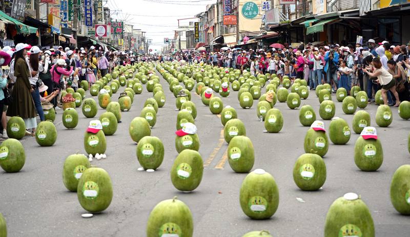 屏東佳冬鄉農會2025年以「蛇來佳冬立瓜趣_888發發發慶端午」為活動主題，在端午節當天，讓民眾從廣惠宮前沿中山路立起880顆西瓜，綿延180公尺非常壯觀。