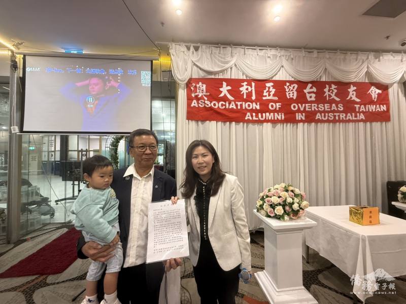 雪梨文教中心主任江佳慧(右)帶來僑委會徐佳青委員長賀函，恭喜黃煥南(左)榮獲「2025年全球傑出僑生校友獎」