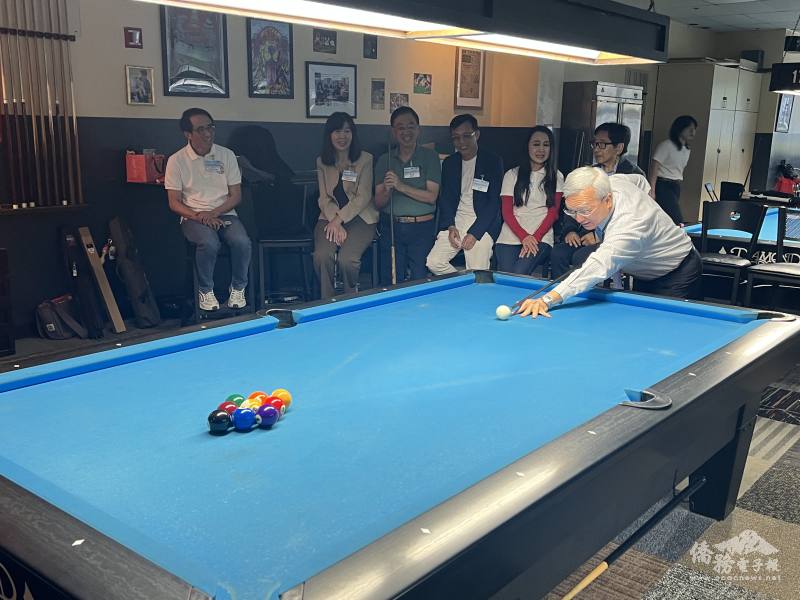 駐舊金山辦事處副處長朱永昌為比賽開球