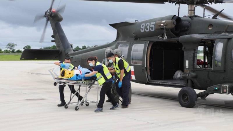 空軍UH-60M直升機29日赴蘭嶼執行民眾後送任務。（空軍司令部提供）