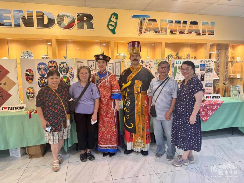 松年學院TCML的6位師生到場觀賞，希望在學習華語文之餘透過參與文化活動對臺灣有更深層認識