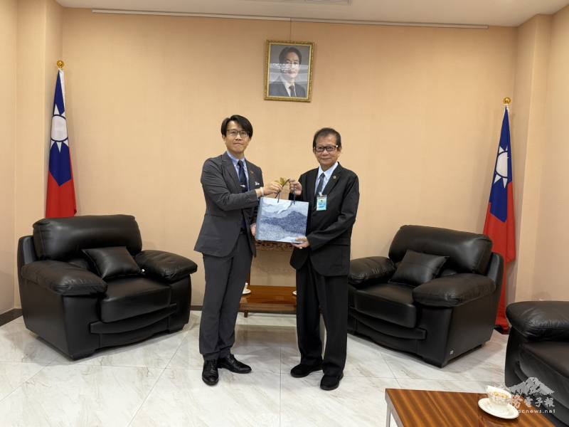 董思齊及陳鴻彰互相致贈禮品