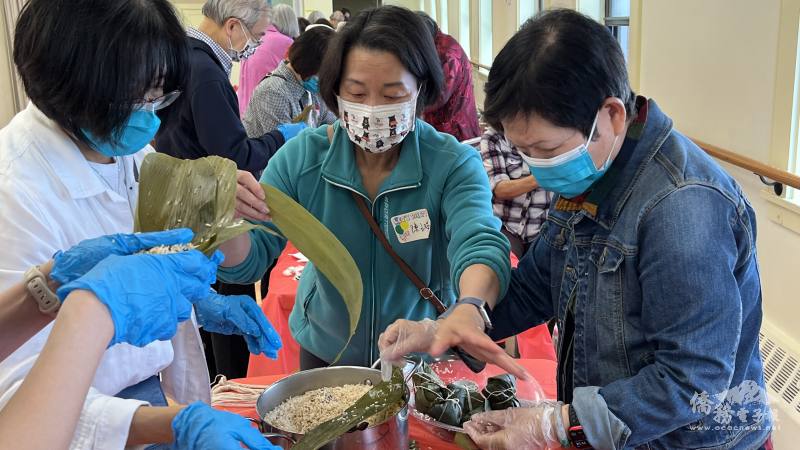 王豫靈（右起）、陳玉瑛示範包粽子