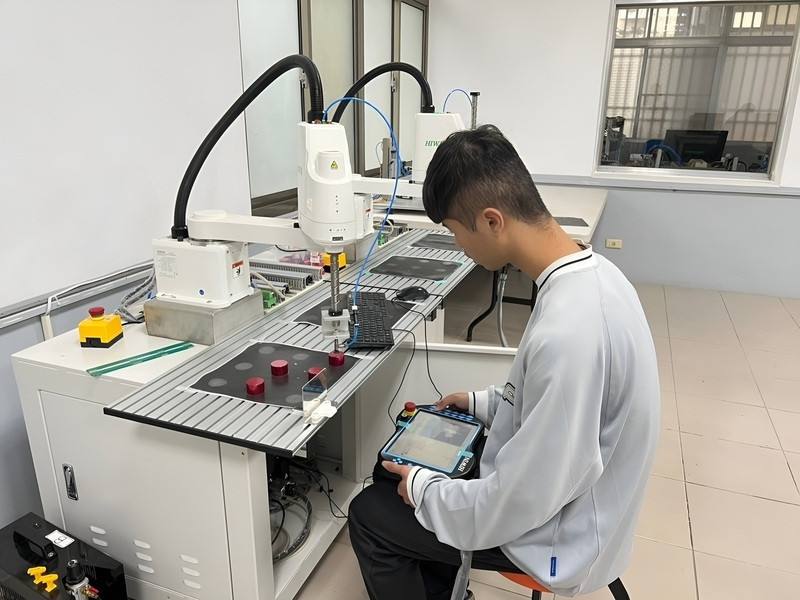 嘉義民雄農工透過教育部補助，更新「教學型四軸機械手臂」，可讓學生實際操作，深入理解機械原理。(圖：中央社)