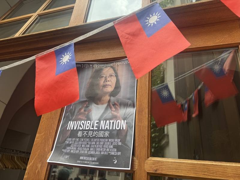 端午佳節到來，「捷克台灣協會」與「UAAT-ICU海外華語中心」5月31日在布拉格辦端午活動，現場播放紀錄片「看不見的國家」，吸引民眾前來觀賞