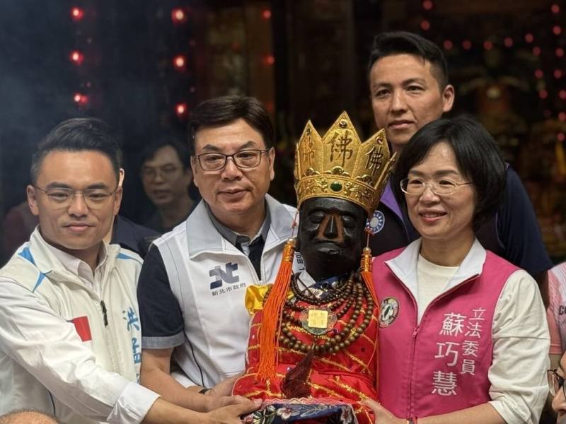 新北市副市長劉和然（前左2）、民進黨立委蘇巧慧（前右1）、國民黨立委洪孟楷（前左1）1日到淡水清水巖，出席「淡水大拜拜」清水祖師遶境活動。（新北市政府民政局提供）