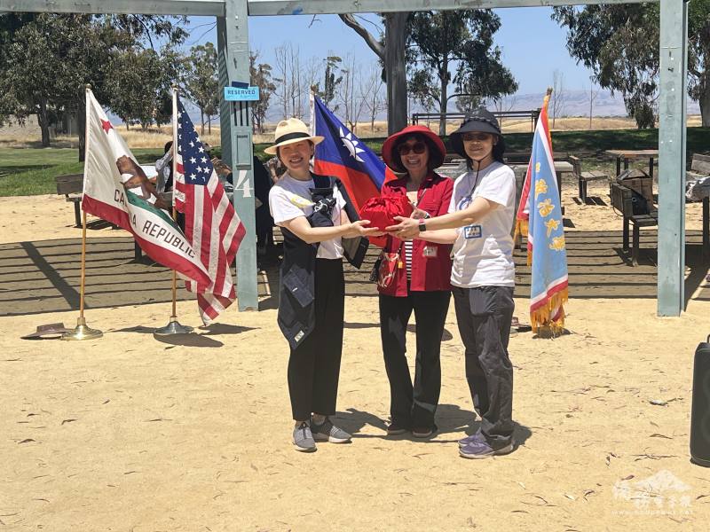 滿任會長鄭名雯(左)將會長職務正式交棒給新任會長張秀貞(右)，由前會長林錦秀(中)監交