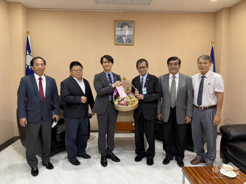 駐泰代表處公使董思齊及中華會館理事長陳鴻彰一行合影