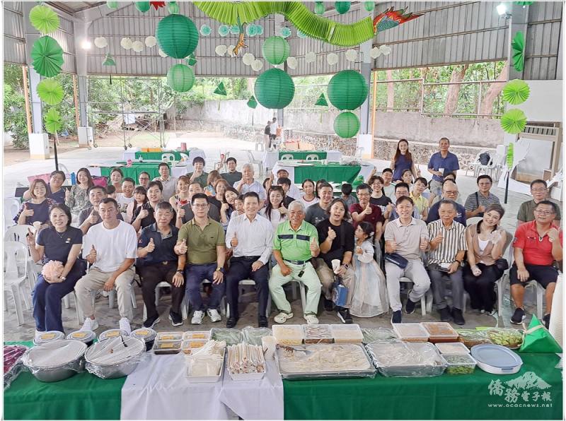 端午佳節旅菲南線會所共同品嚐香粽與潤餅讓鄉親們豎起大拇指
