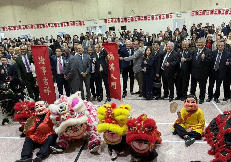 駐多倫多辦事處作東舉行年度「台灣之夜」活動，與加拿大政學商界及僑界領袖逾300人，歡慶亞裔傳統月和端午佳節