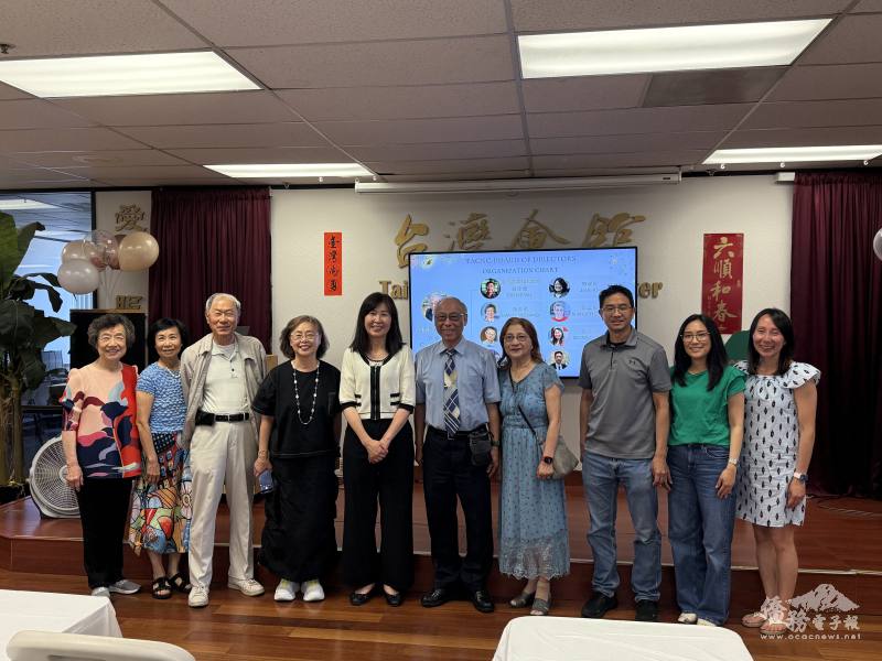 臺灣會館理事長廖俊惠(右五)與文教中心主任莊雅淑(左五)及會館理事幹部合影