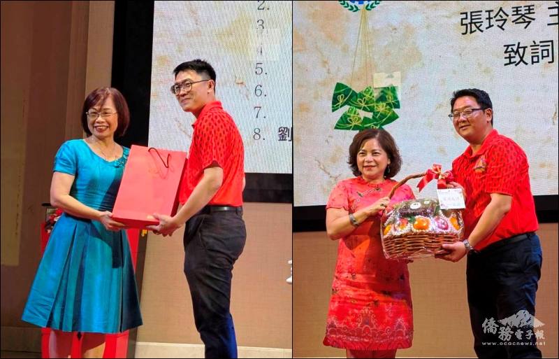 (左圖)泰國臺商總會永遠名譽總會長郭修敏(左)提供禮品給副祕書長余嘉勇(右)
(右圖)臺灣會館主席張玲琴致詞並贈送禮盒祝賀活動圓滿