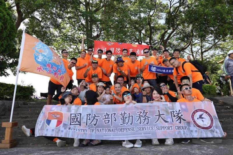 國防部勤務大隊31日參加「苗栗縣114年端午節國際龍舟錦標賽」。（勤務大隊提供）