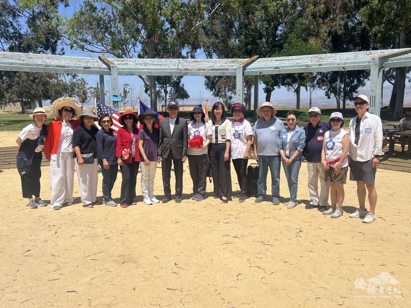 校友會歷任會長與辦事處處長賴銘琪伉儷(左七)及金山灣區文教中心主任莊雅淑(右七)合影