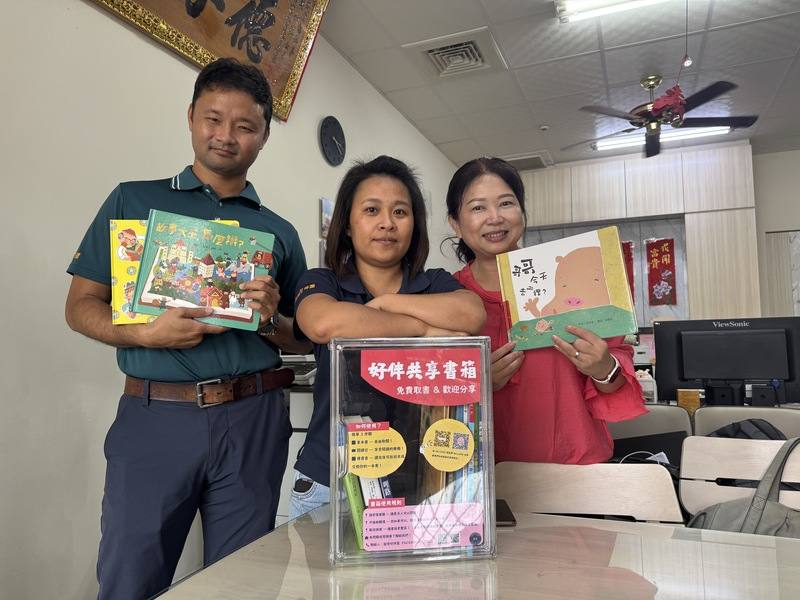 王信傑（左）、廖婉婷（中）夫妻有感於在雲林縣崙背鄉取得書籍不便利，成立「詔安好伴屋」獨立書屋，今年初與店家配合推共享書箱，提升孩童閱讀力